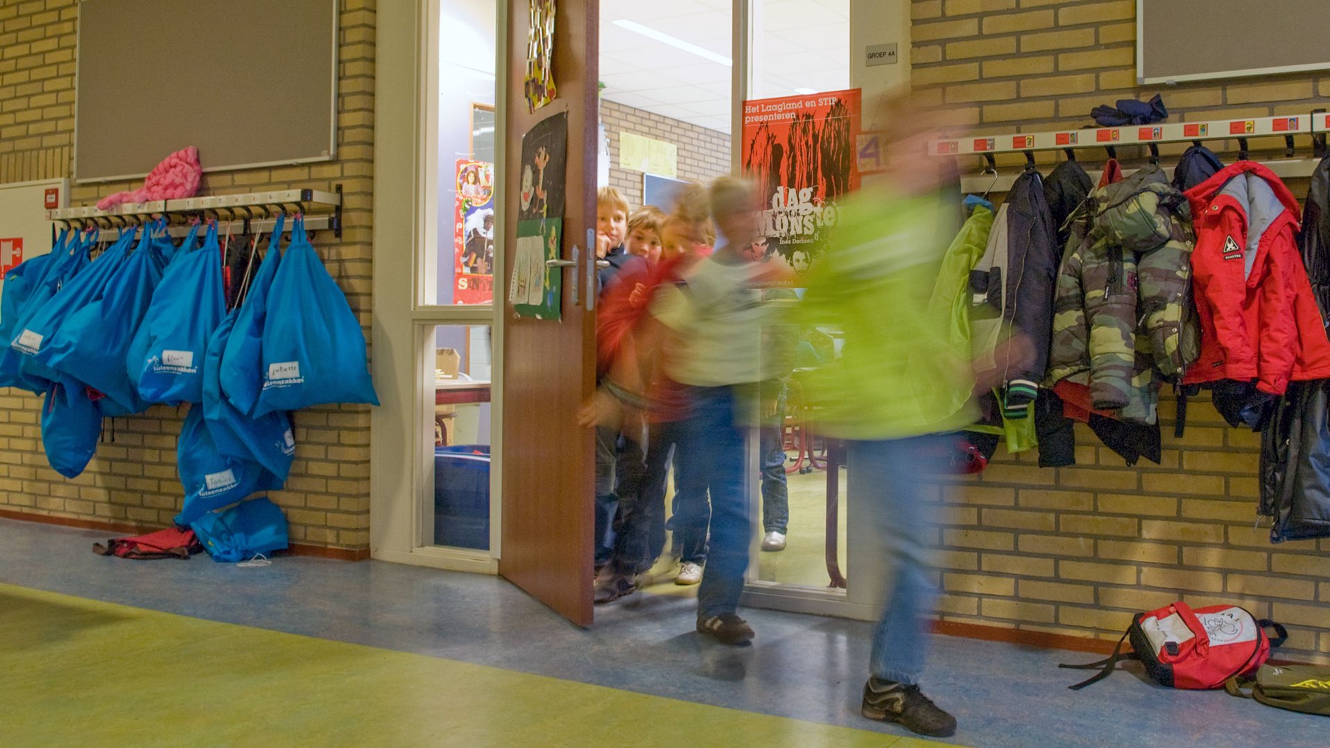 Docent en leerlingen van de Wilhelmina School in Hilversum zijn #GoedBezig voor War Child