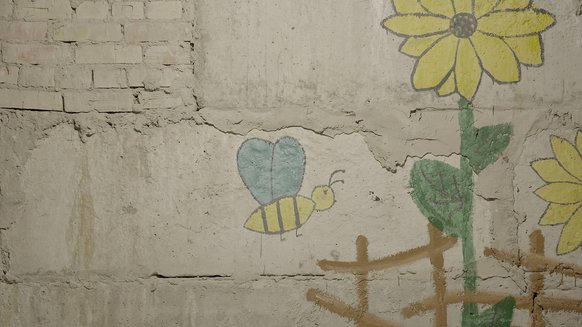Denys uit Oekraïne moet schuilen voor de oorlog in een schuilkelder