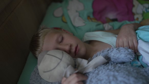 Dmitry uit Oekraïne heeft elke avond nachtmerries over de oorlog in zijn land. Dan kruipt hij bij zijn ouders in bed.