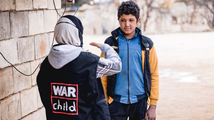 Seif uit Syrië krijgt in een Libanees vluchtelingenkamp les van War Child om hem te helpen zijn oorlogstrauma's te verwerken