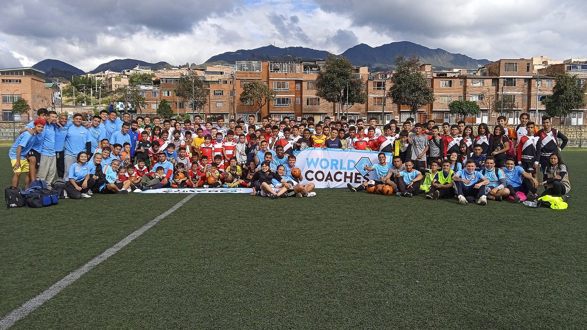 Samen met KNVB Worldcoaches zet War Child de kracht van voetbal om de situatie van lokale Colombiaanse jeugd te verbeteren