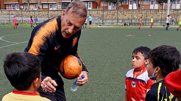 Voetbalfenomeen Johan Neeskens bezoekt ons project 'Play it for live and future' in Colombia