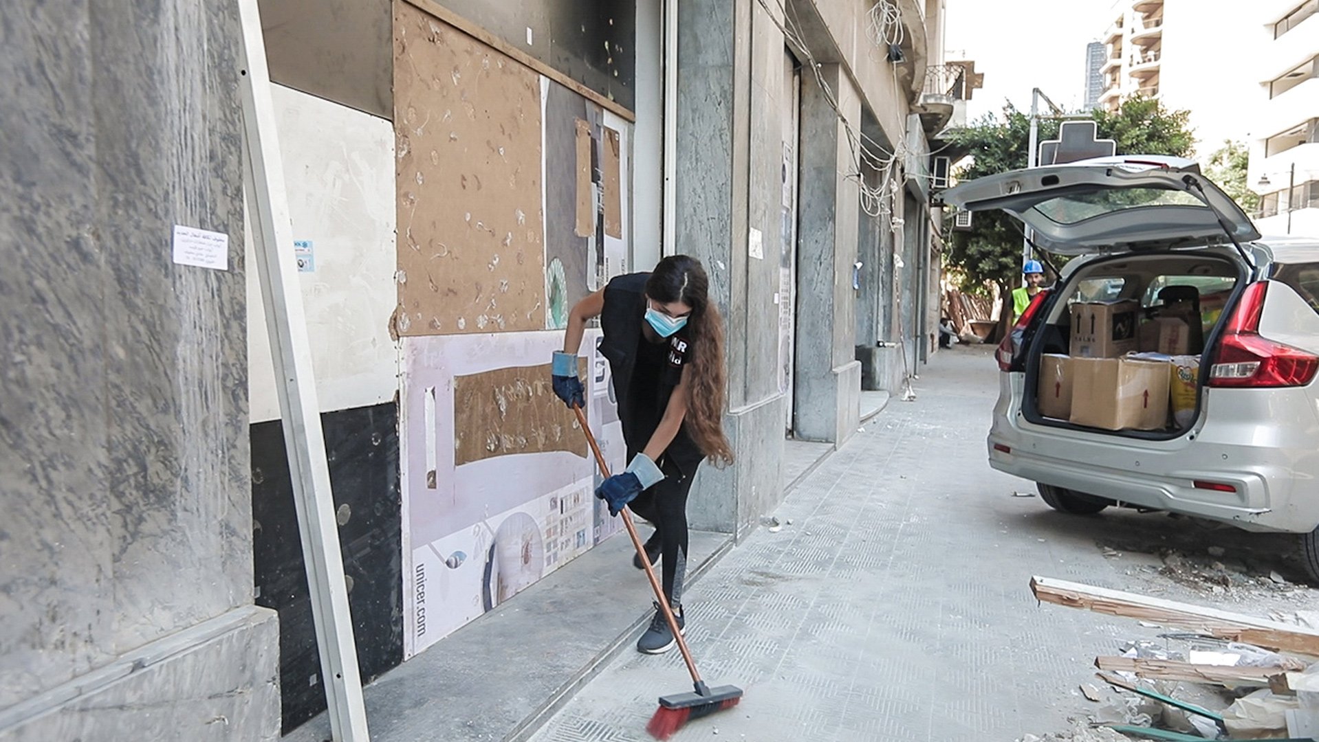 War Child-medewerkers komen in actie als onderdeel van de grootschalige noodhulpoperatie en opruimacties om de gemeenschap in Beiroet, Libanon te onde