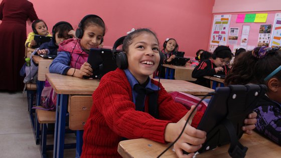 War Child Can't Wait to Learn in Jordan Jordanië kinderen onderwijs les tablets