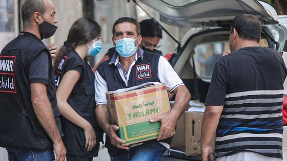 Medewerkers van War Child delen hulpgoederen uit aan getroffen bevolking in Beiroet, Libanon
