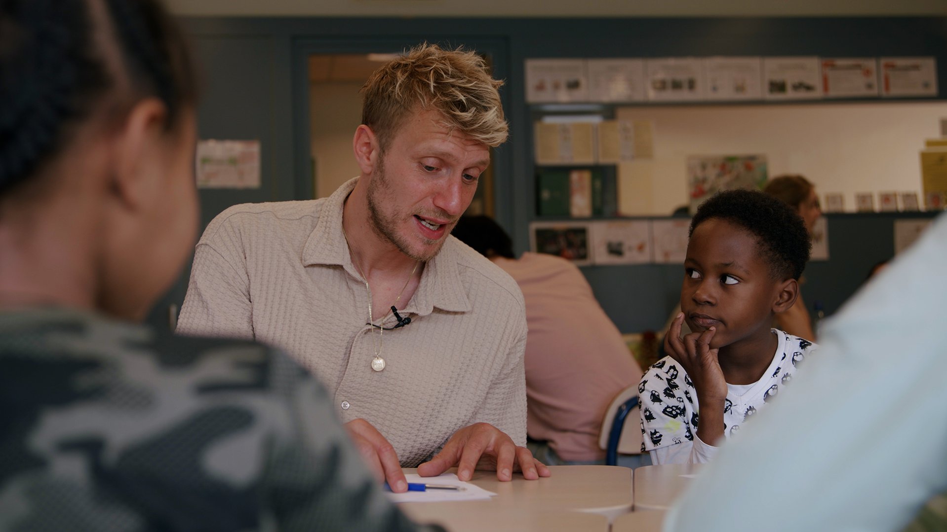 War Child-ambassadeur Chef'Special schrijft nummer Samen Zijn Wij met gevluchte kinderen in Nederland