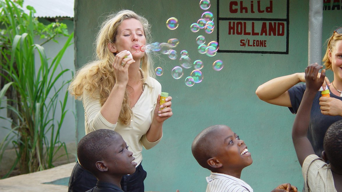 Willemijn Verloop is in Sierra Leone en blaast bellen met de kinderen