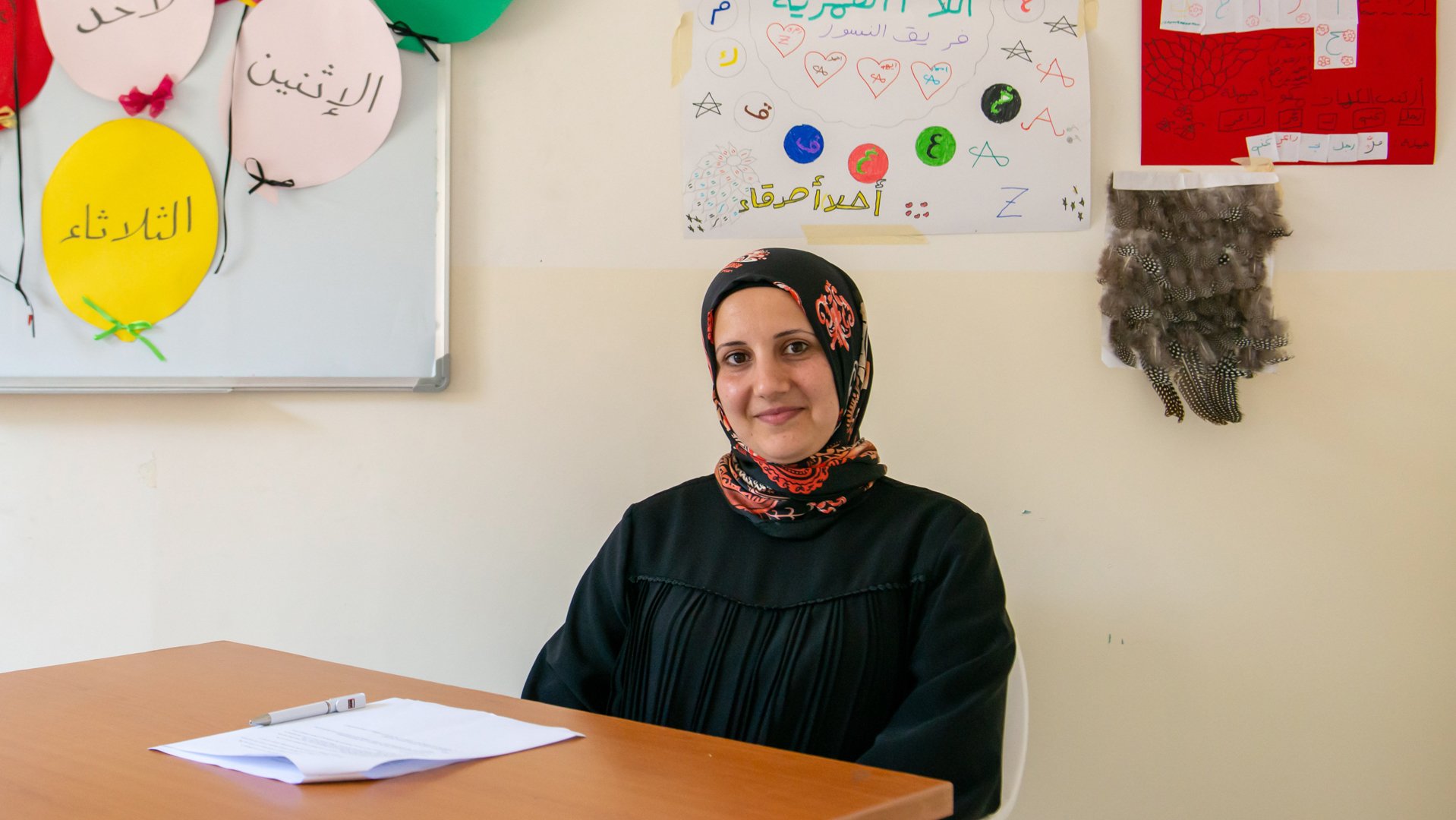 Libanese lerares Hiba van War Child geeft kinderen in Libanon op afstand les zodat zij ook tijdens corona school krijgen