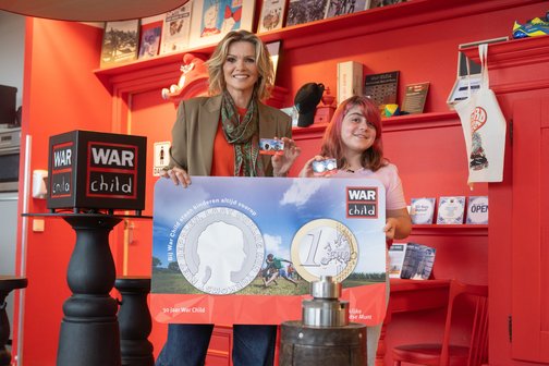 Tooske Ragas en de speciale War Child munt