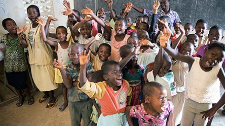 kinderen War Child zwaaien blij Burundi