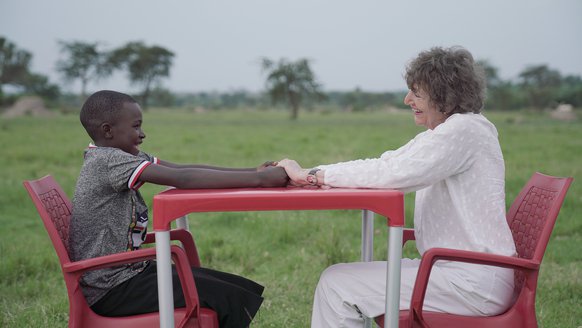 Hedy d'Ancona en Emilie in Oeganda - War Child - doorbreek het zwijgen