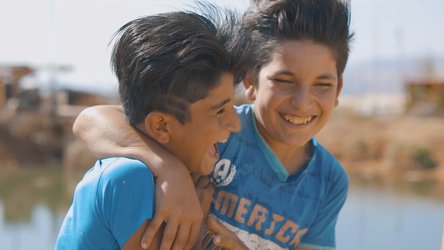 Fadi met vriend in vluchtelingenkamp in Libanon - War Child