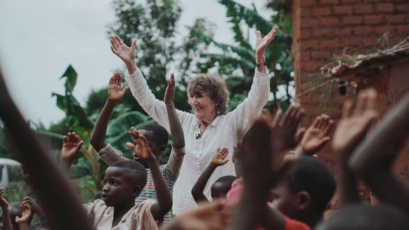 Doorbreek het zwijgen campagne 75 jaar oorlog War Child met Hedy D'ancona
