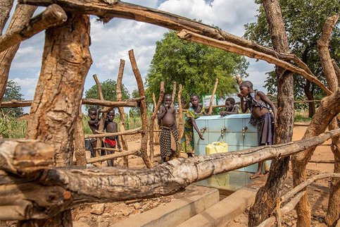 Kinderen Oeganda buiten water halen