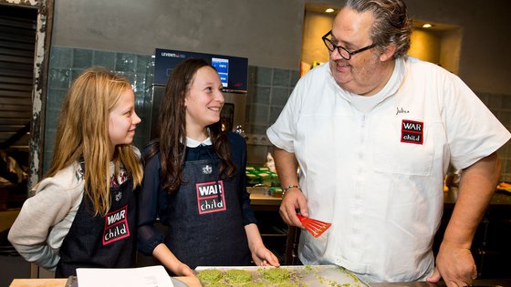 Kinderen kerst vieren diner hapjes War Child Julius Jaspers
