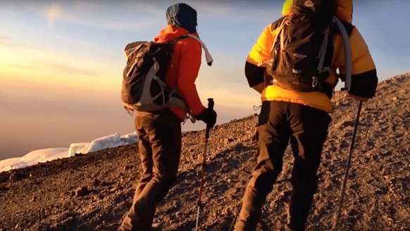 Beklim de Kilimanjaro met War Child