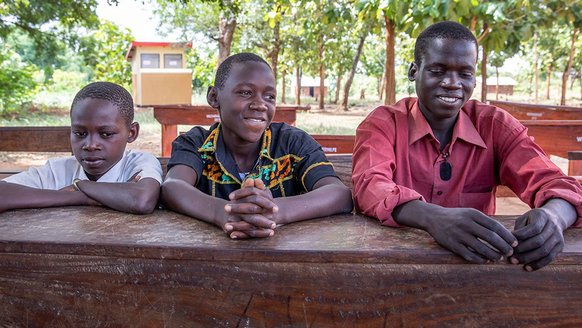 War Child geeft onderwijs aan kinderen zoals Mozes in Oeganda