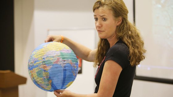 War Child voorlichter vrijwilliger in je klas op school