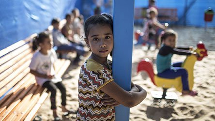 Meisje bezette Palestijnse gebieden Gaza oPt speeltuin Child