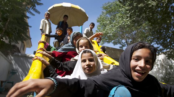 Afghanistan kinderen buiten spelen glijbaan veilige plek War Child