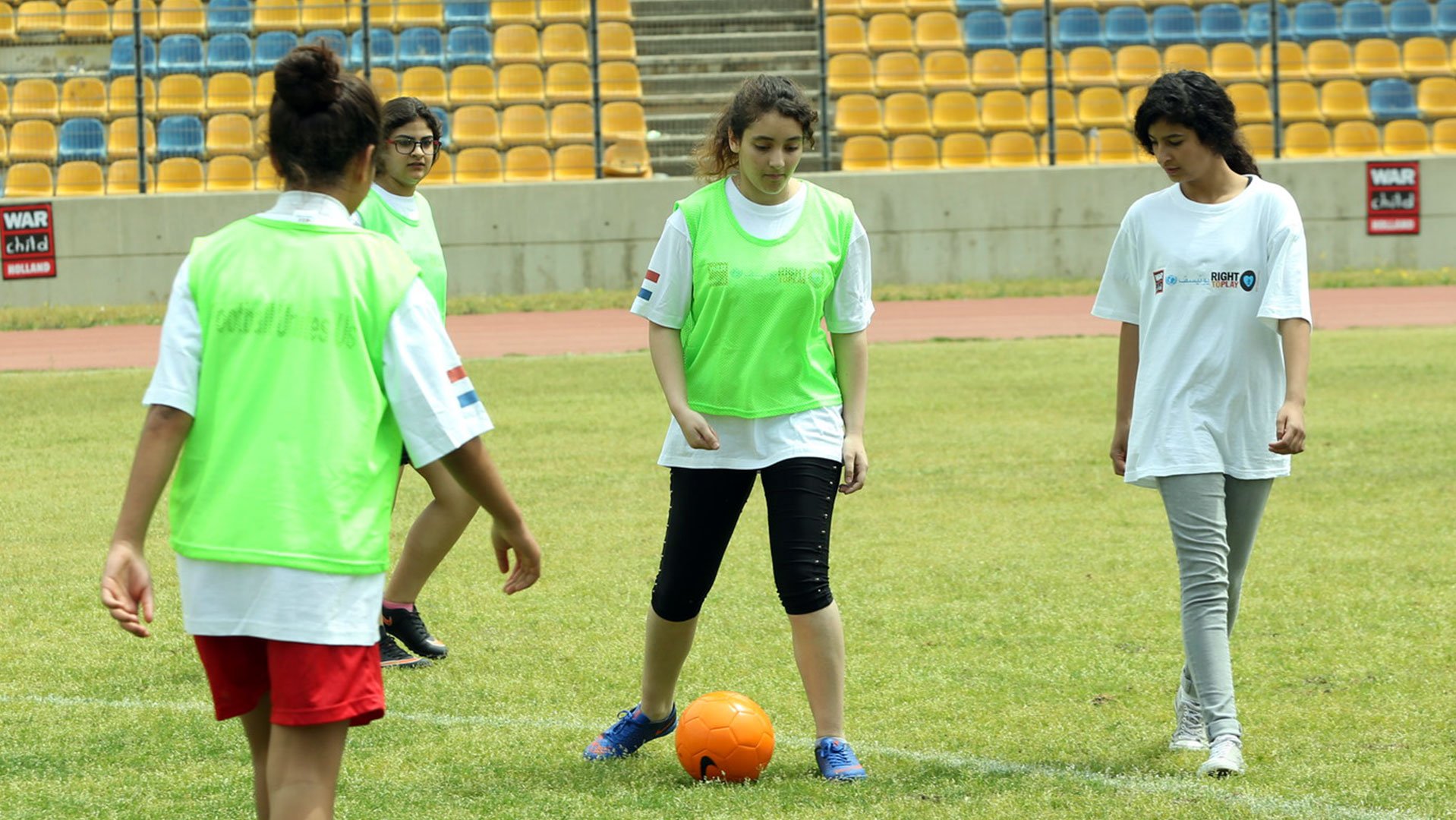 Meisjes in Libanon spelen voetbal en komen dichterbij elkaar - War Child SAHA-project