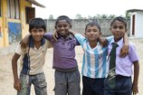 Sri Lanka jongens groep blij buiten veilige plek War Child