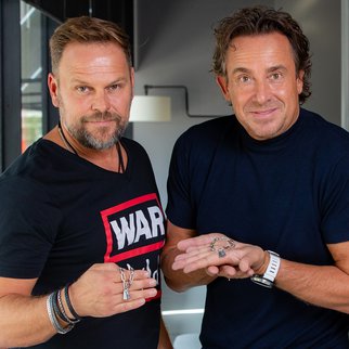 Marco Borsato en Bas Verdonk laten de War Child Bracelet zien