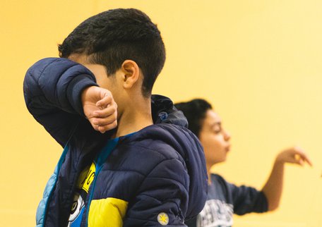 twee kinderen in azc Arnhem - credits Stichting de Vrolijkheid - Petra Katanic.jpg